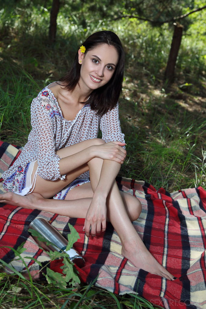 Sade Mare spices up a picnic with some sizzling hot masturbation
