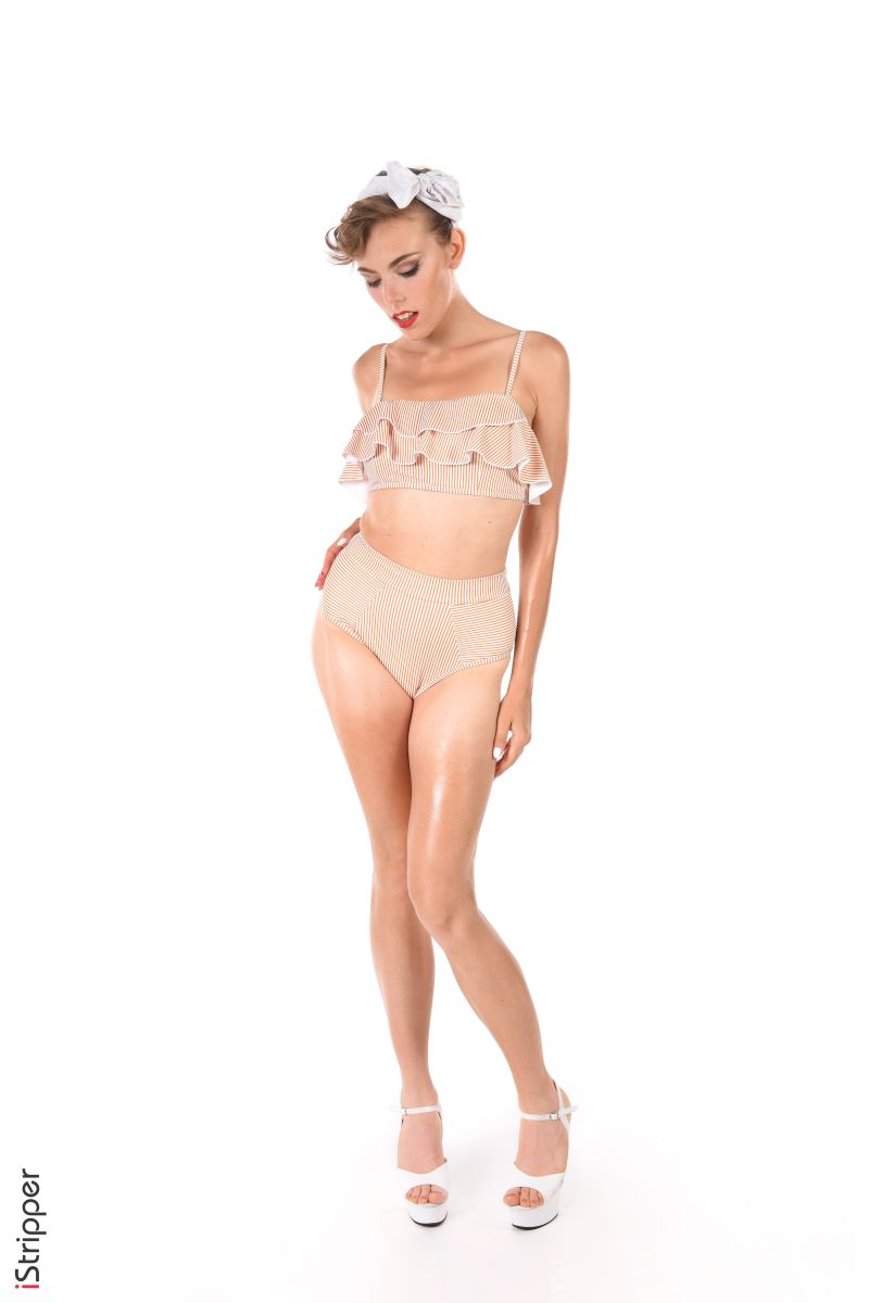 Amy Lullaby: 40's Beach Girl