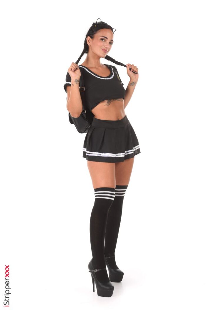 Claudia Bavel: I Tawt I Taw A Puddy Tat